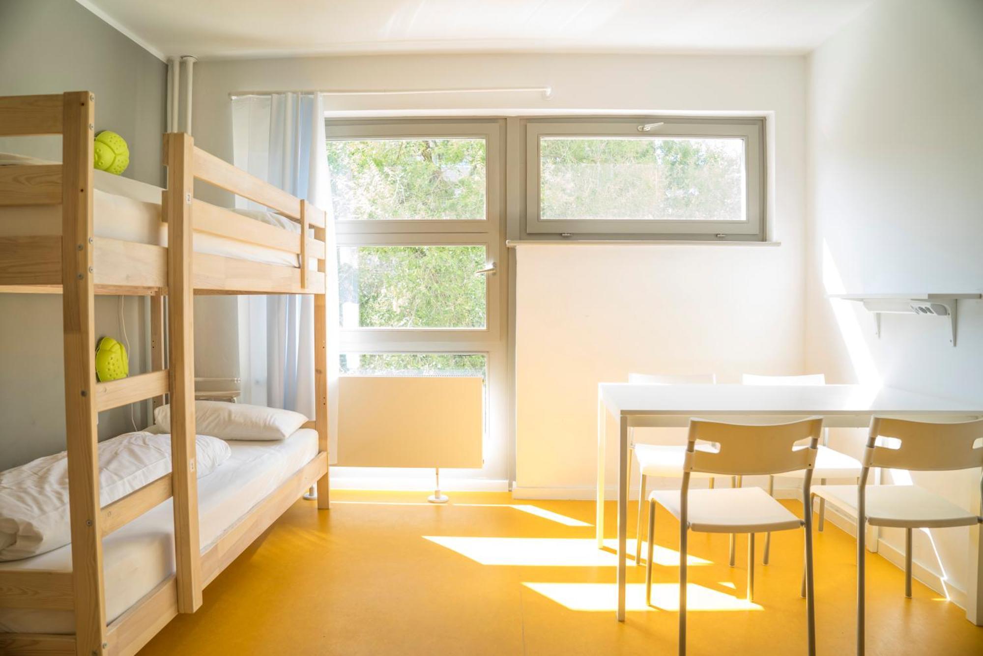 Bed in Slaapzaal met 4 Bedden en Gedeelde Badkamer